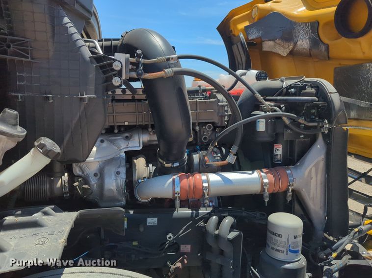 image for item NW9520 2020 Freightliner  Cascadia 126 semi truck