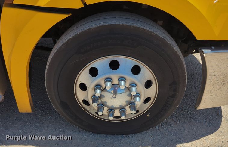 image for item NW9520 2020 Freightliner  Cascadia 126 semi truck