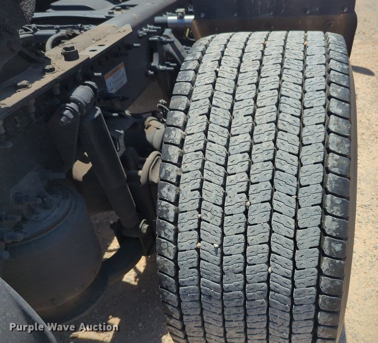 image for item NW9520 2020 Freightliner  Cascadia 126 semi truck