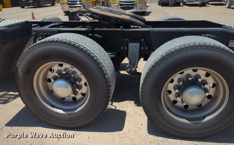 image for item NW9520 2020 Freightliner  Cascadia 126 semi truck