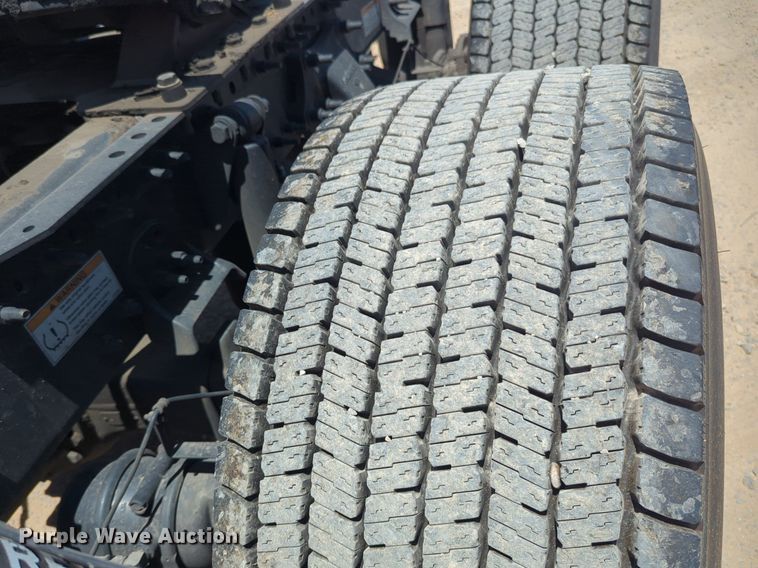 image for item NW9520 2020 Freightliner  Cascadia 126 semi truck