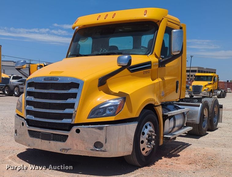 image for item NW9521 2021 Freightliner  Cascadia 126 semi truck