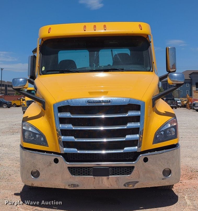 image for item NW9521 2021 Freightliner  Cascadia 126 semi truck
