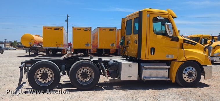 image for item NW9521 2021 Freightliner  Cascadia 126 semi truck