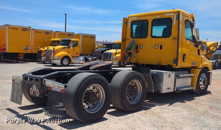 image for item NW9521 2021 Freightliner  Cascadia 126 semi truck