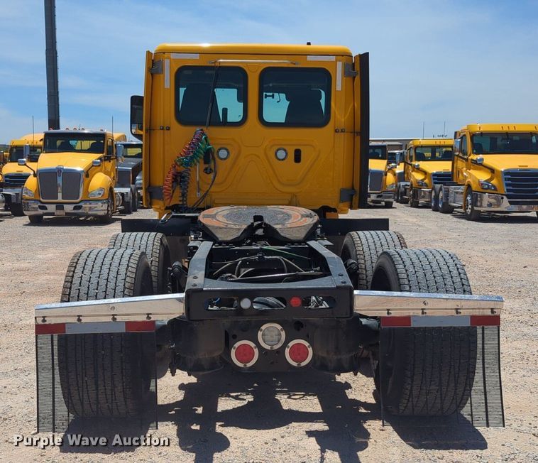 image for item NW9521 2021 Freightliner  Cascadia 126 semi truck