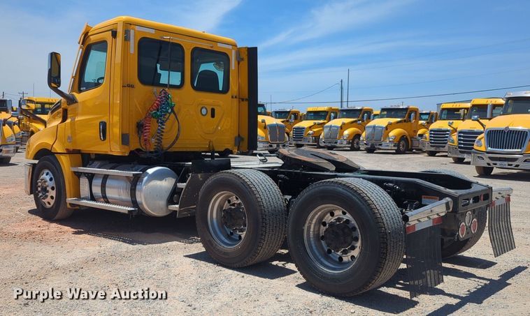 image for item NW9521 2021 Freightliner  Cascadia 126 semi truck