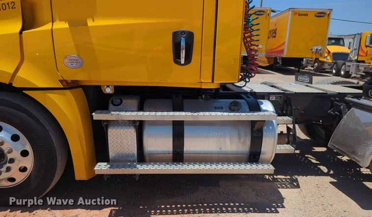 image for item NW9521 2021 Freightliner  Cascadia 126 semi truck