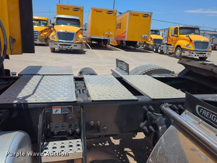 image for item NW9521 2021 Freightliner  Cascadia 126 semi truck