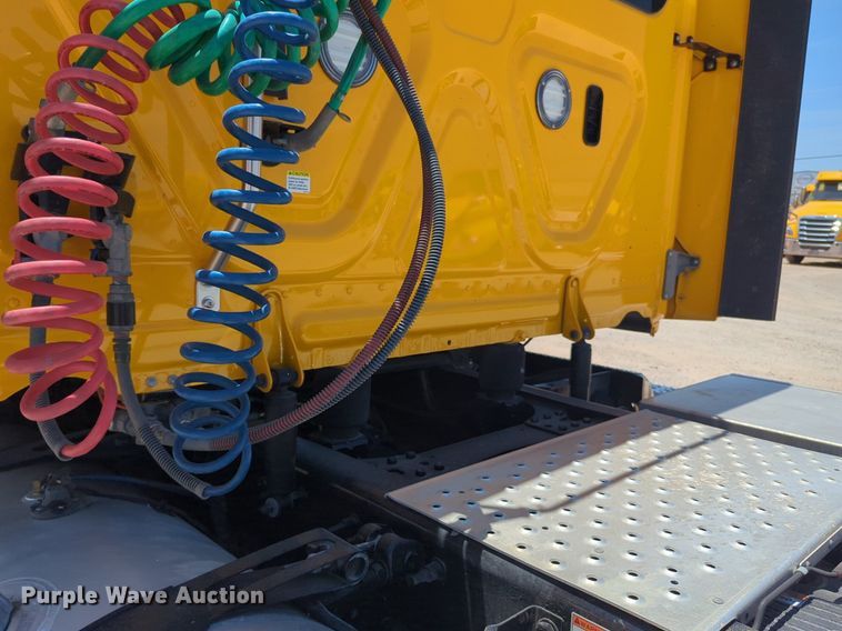 image for item NW9521 2021 Freightliner  Cascadia 126 semi truck