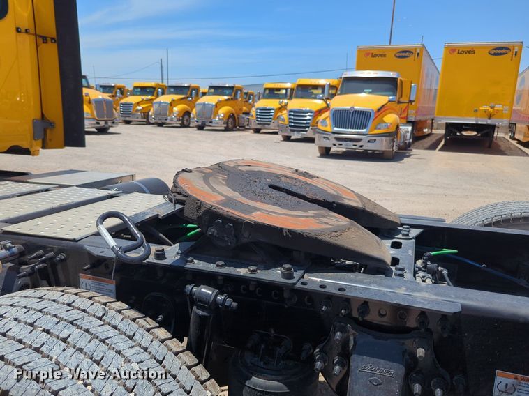 image for item NW9521 2021 Freightliner  Cascadia 126 semi truck