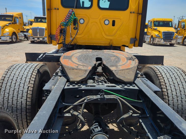 image for item NW9521 2021 Freightliner  Cascadia 126 semi truck