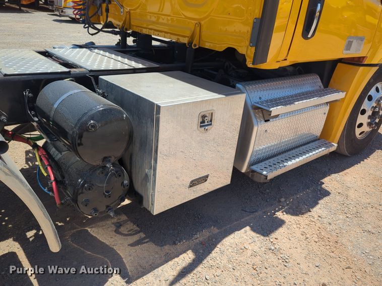 image for item NW9521 2021 Freightliner  Cascadia 126 semi truck