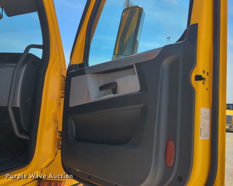 image for item NW9521 2021 Freightliner  Cascadia 126 semi truck