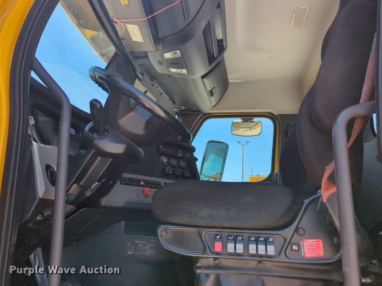 image for item NW9521 2021 Freightliner  Cascadia 126 semi truck