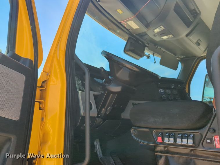 image for item NW9521 2021 Freightliner  Cascadia 126 semi truck