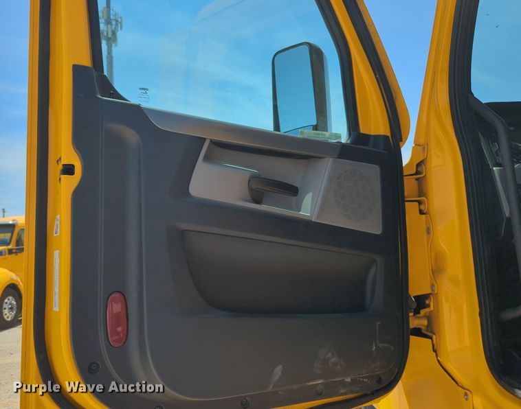 image for item NW9521 2021 Freightliner  Cascadia 126 semi truck