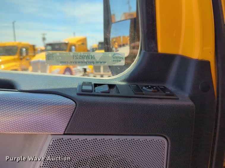 image for item NW9521 2021 Freightliner  Cascadia 126 semi truck