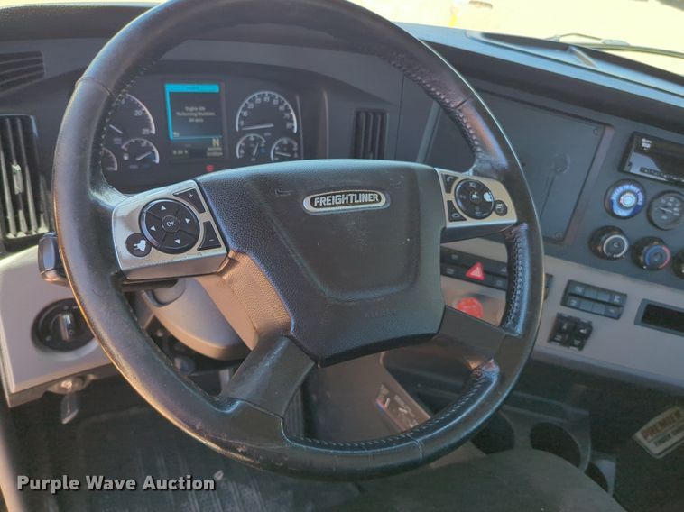 image for item NW9521 2021 Freightliner  Cascadia 126 semi truck