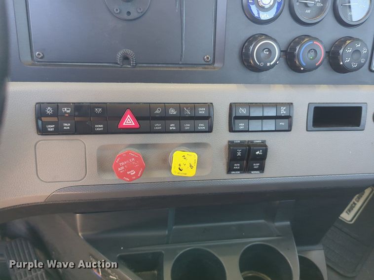 image for item NW9521 2021 Freightliner  Cascadia 126 semi truck