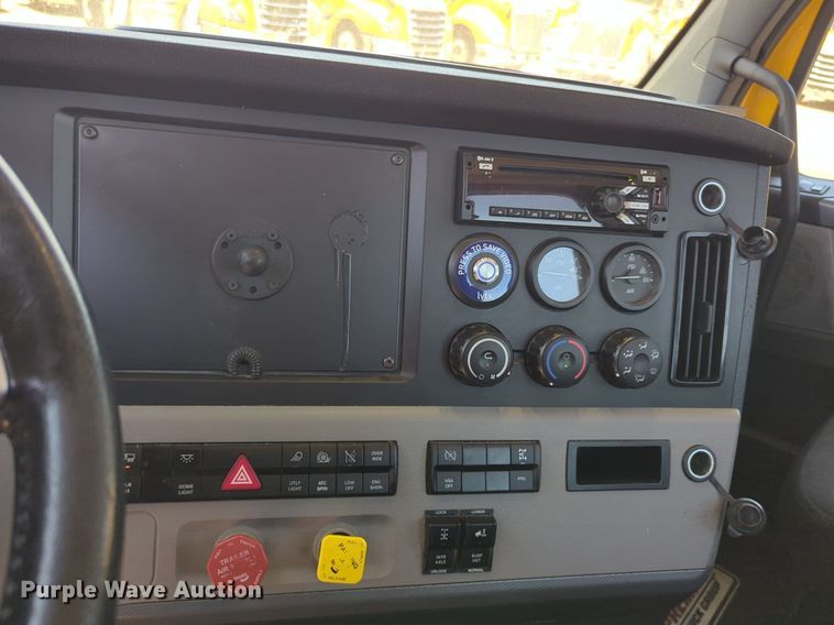 image for item NW9521 2021 Freightliner  Cascadia 126 semi truck