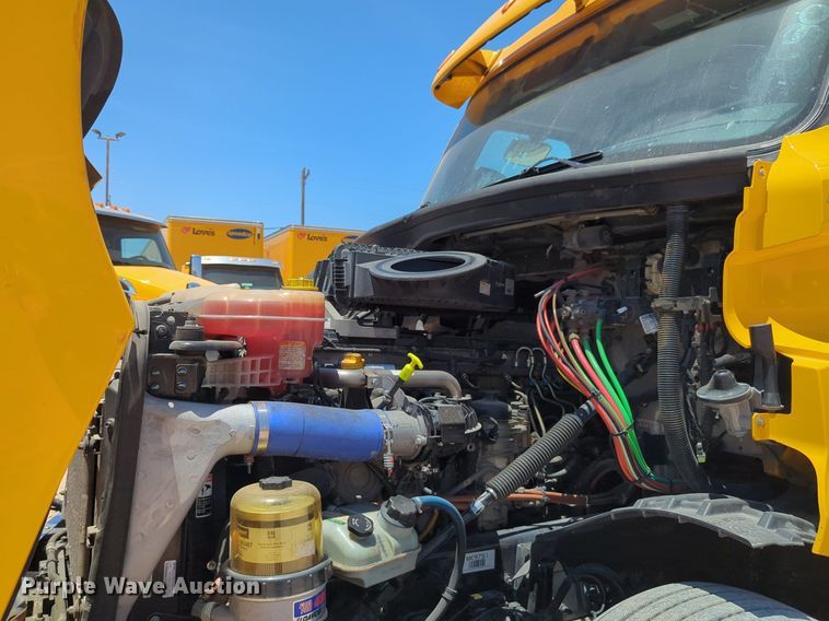 image for item NW9521 2021 Freightliner  Cascadia 126 semi truck