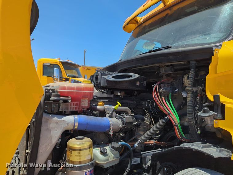 image for item NW9521 2021 Freightliner  Cascadia 126 semi truck