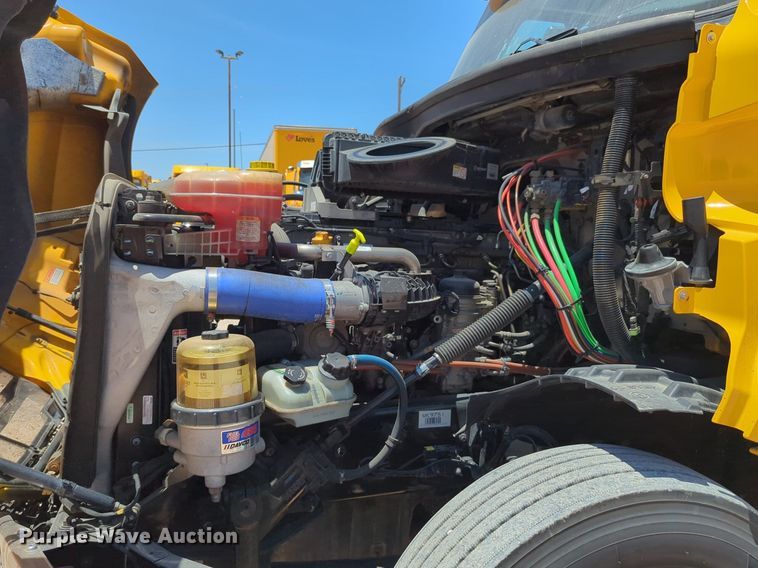 image for item NW9521 2021 Freightliner  Cascadia 126 semi truck