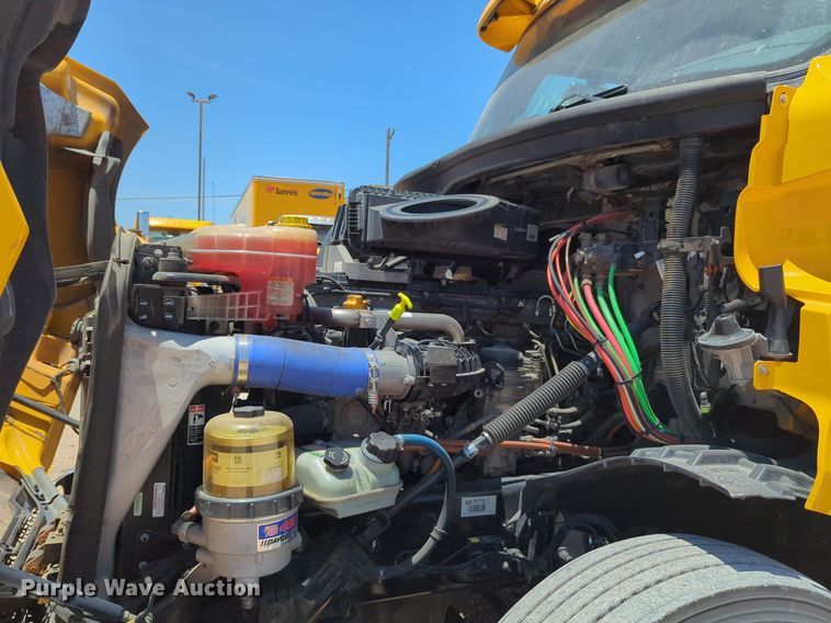 image for item NW9521 2021 Freightliner  Cascadia 126 semi truck