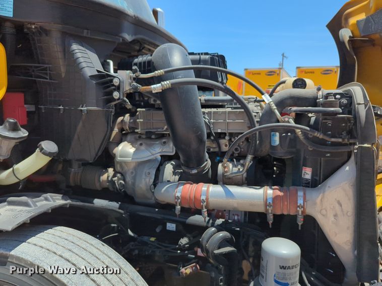 image for item NW9521 2021 Freightliner  Cascadia 126 semi truck