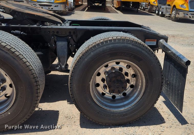 image for item NW9521 2021 Freightliner  Cascadia 126 semi truck