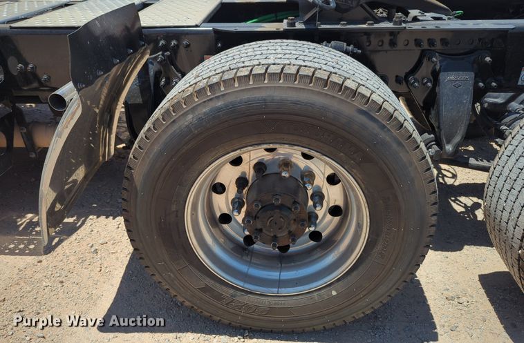 image for item NW9521 2021 Freightliner  Cascadia 126 semi truck