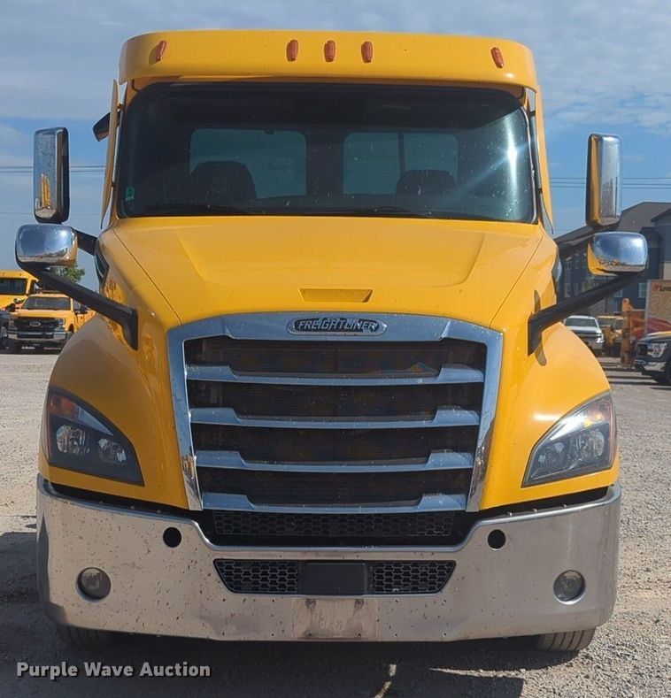 image for item NW9524 2021 Freightliner  Cascadia 126 semi truck