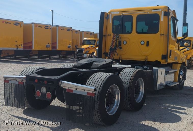 image for item NW9524 2021 Freightliner  Cascadia 126 semi truck