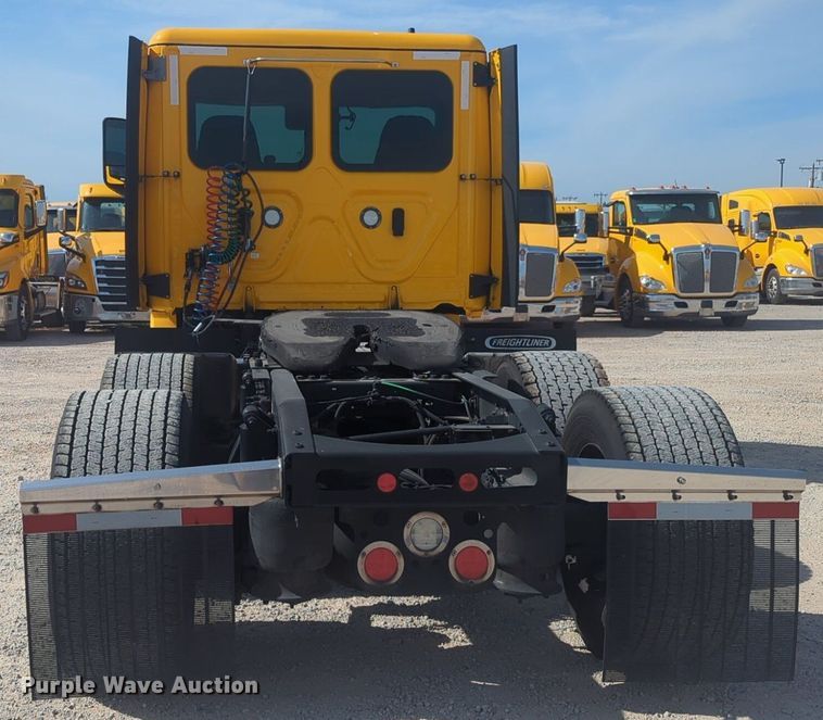 image for item NW9524 2021 Freightliner  Cascadia 126 semi truck