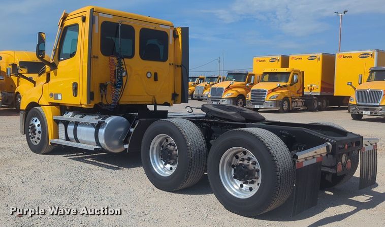 image for item NW9524 2021 Freightliner  Cascadia 126 semi truck