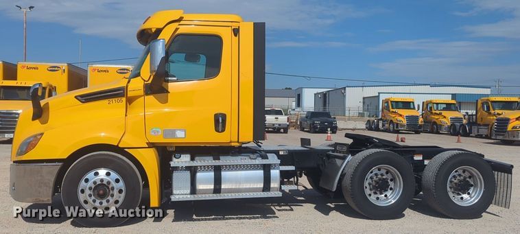 image for item NW9524 2021 Freightliner  Cascadia 126 semi truck