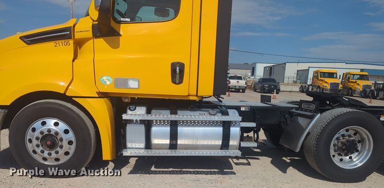 image for item NW9524 2021 Freightliner  Cascadia 126 semi truck