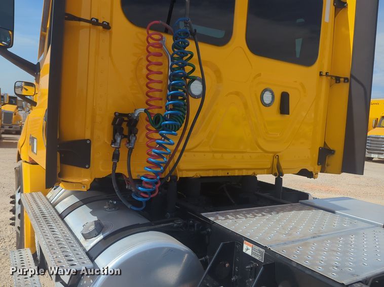 image for item NW9524 2021 Freightliner  Cascadia 126 semi truck