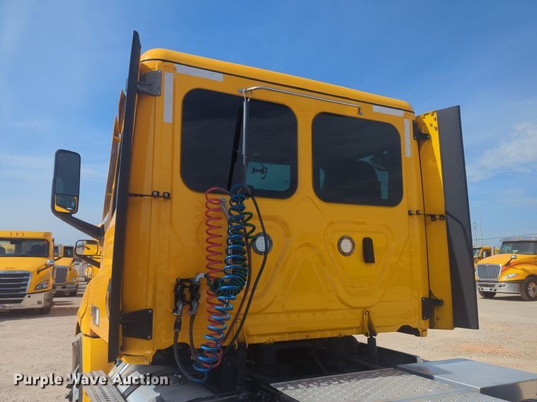 image for item NW9524 2021 Freightliner  Cascadia 126 semi truck