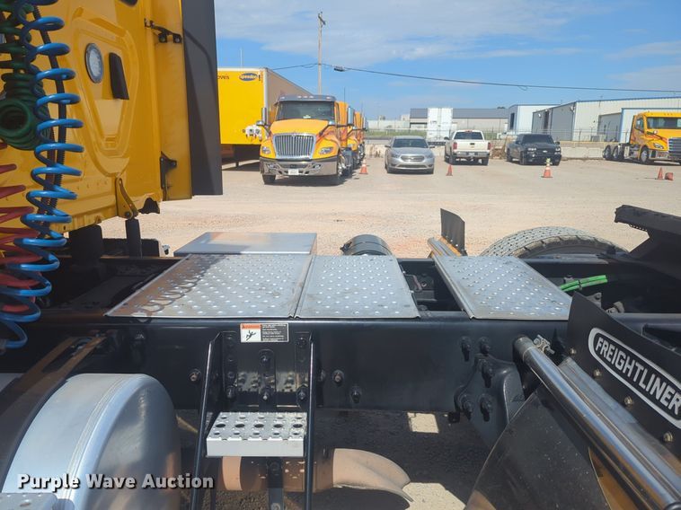 image for item NW9524 2021 Freightliner  Cascadia 126 semi truck