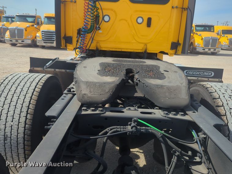 image for item NW9524 2021 Freightliner  Cascadia 126 semi truck