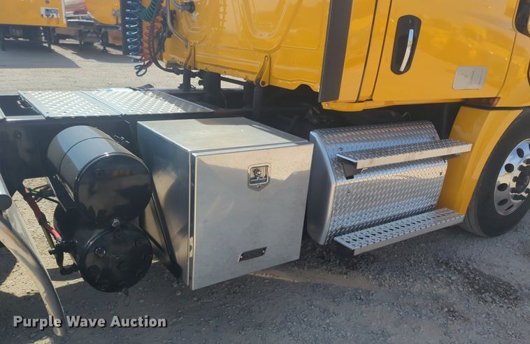 image for item NW9524 2021 Freightliner  Cascadia 126 semi truck