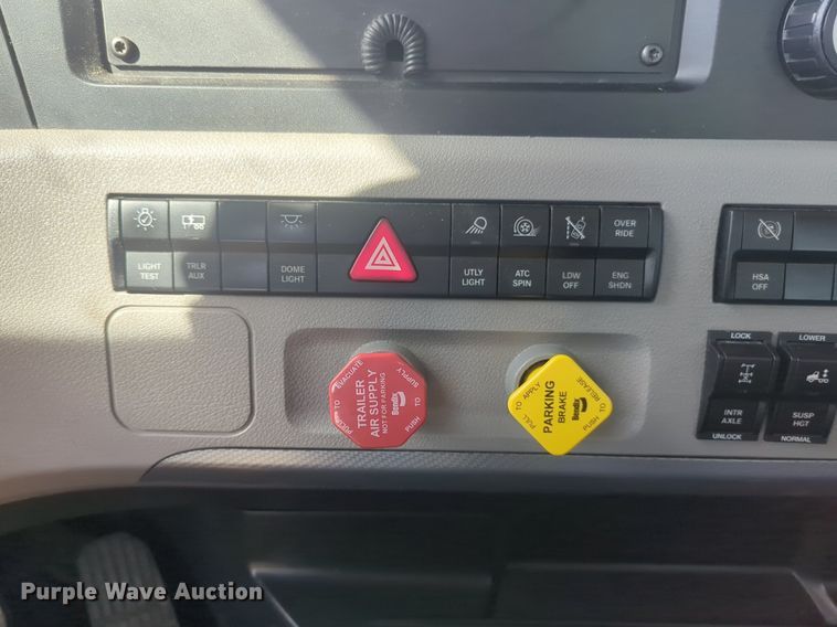 image for item NW9524 2021 Freightliner  Cascadia 126 semi truck