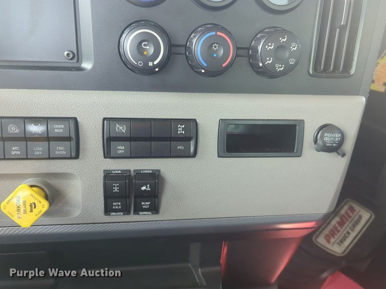 image for item NW9524 2021 Freightliner  Cascadia 126 semi truck