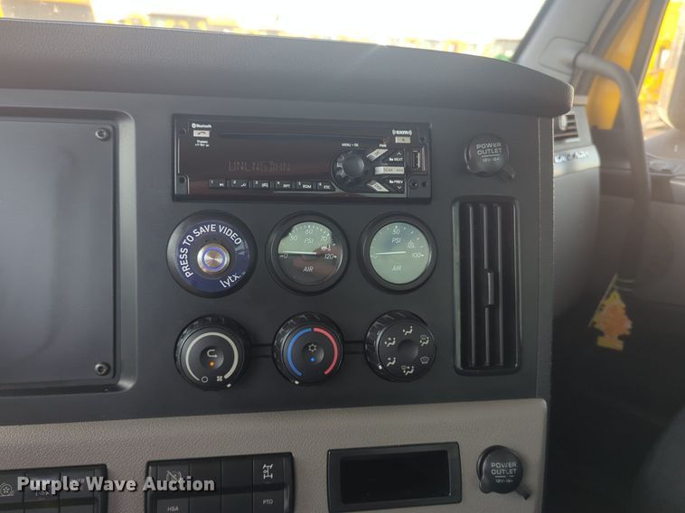 image for item NW9524 2021 Freightliner  Cascadia 126 semi truck