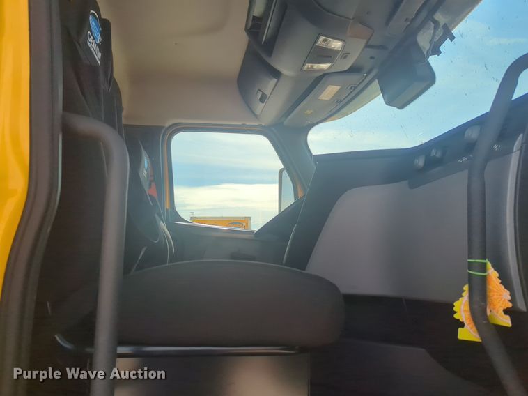 image for item NW9524 2021 Freightliner  Cascadia 126 semi truck