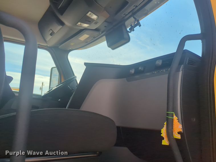 image for item NW9524 2021 Freightliner  Cascadia 126 semi truck