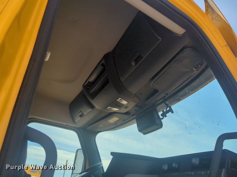 image for item NW9524 2021 Freightliner  Cascadia 126 semi truck