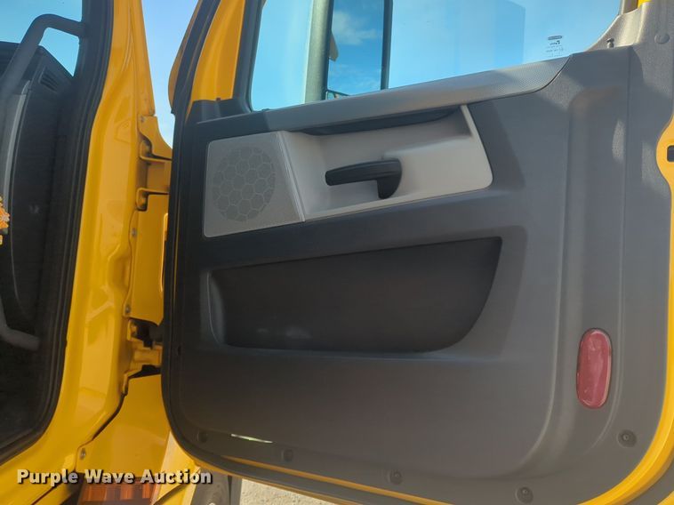 image for item NW9524 2021 Freightliner  Cascadia 126 semi truck